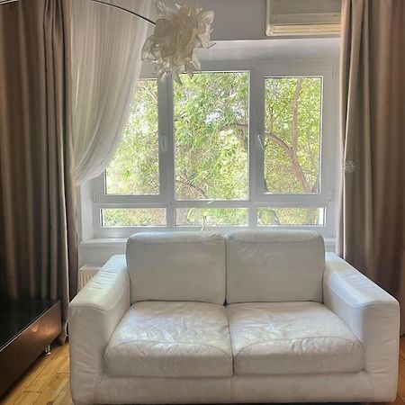 Charming Apartment/King Size Bed บูคาเรสต์ ภายนอก รูปภาพ