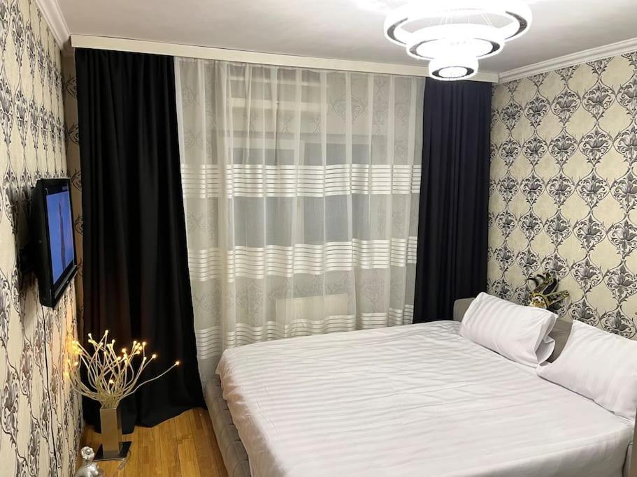 Charming Apartment/King Size Bed บูคาเรสต์ ภายนอก รูปภาพ
